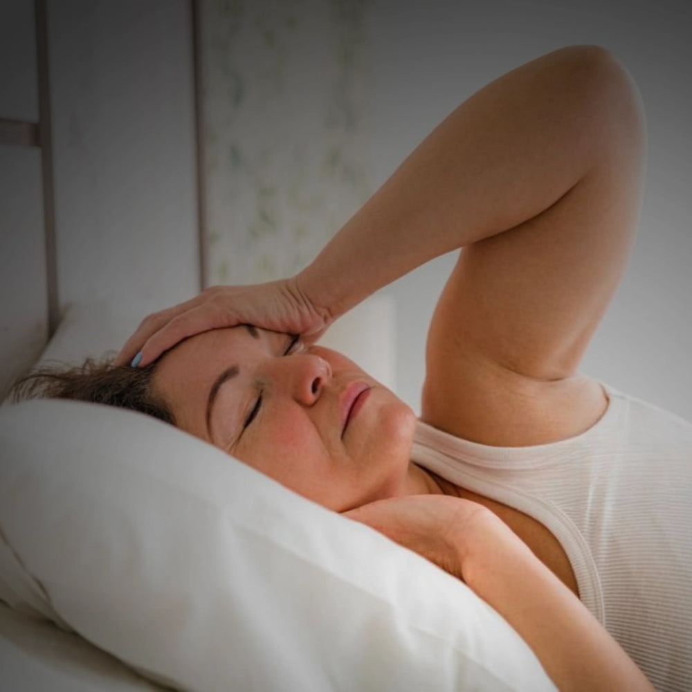 Vrouw met nekpijn wakker in bed